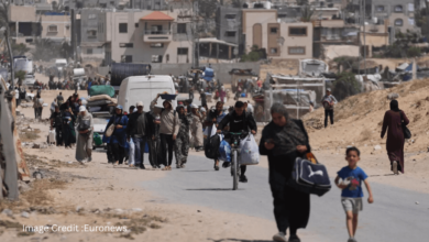 Palestinian civilians evacuating Khan Younis amid Israeli operations, reflecting the escalating crisis as UK, France, and Canada threaten Israel over Gaza.