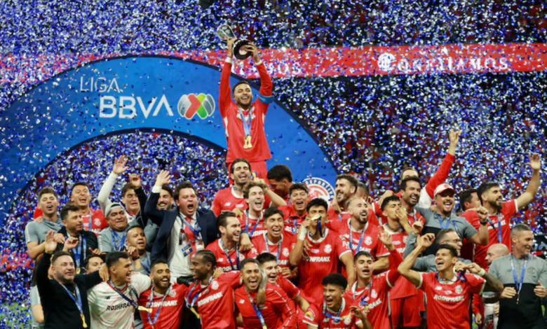Toluca Champion of Champions 2025 players lifting trophy in victory celebration.