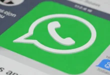 WhatsApp Down – Messaging App Outage Notification on a Smartphone Screen.