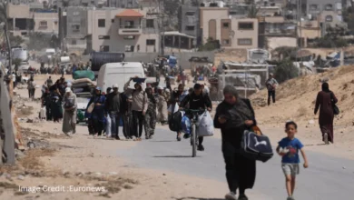 Palestinian civilians evacuating Khan Younis amid Israeli operations, reflecting the escalating crisis as UK, France, and Canada threaten Israel over Gaza.